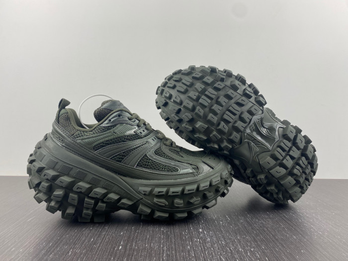 BALCIA DEFENDER SNEAKER
