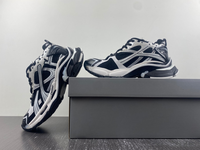 BALCIA RUNNER SNEAKER