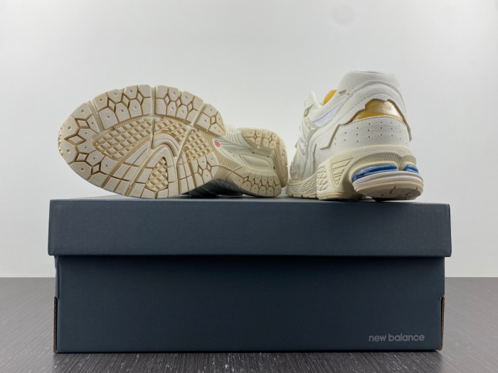 New Balance 2002R 