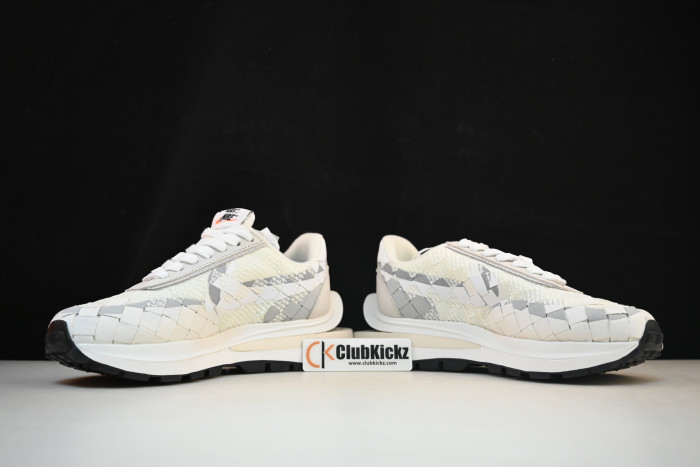 Nike Vaporwaffle sacai DR5209 100