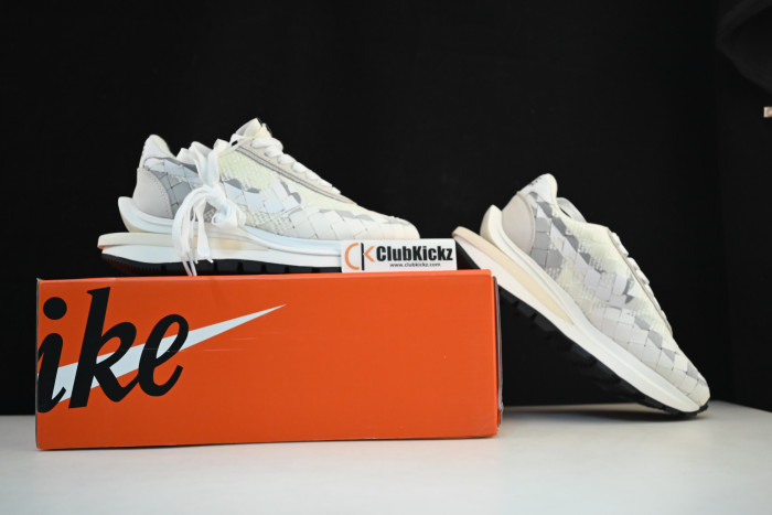 Nike Vaporwaffle sacai DR5209 100